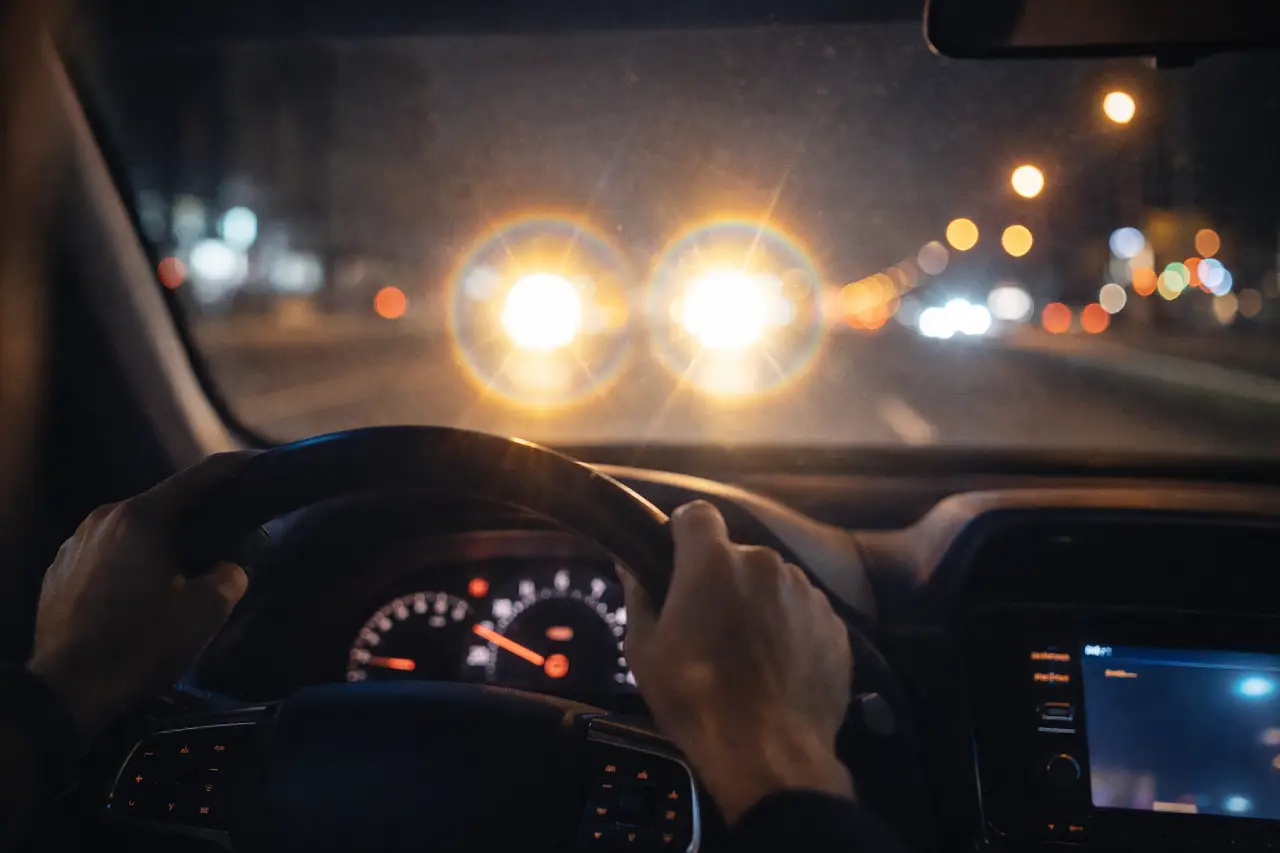 Halos e ofuscamento ao dirigir &agrave; noite, sintoma comum de catarata